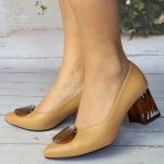 Czółenka na słupku camel Kordel 2329