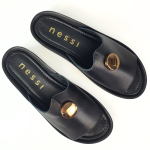 Klapki czarne ze złotym guzikiem NESSI 24452