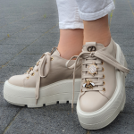 Sneakersy na grubym spodzie beżowe Carinii B9589