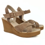 Sandałki na koturnie beżowe skóra welurowa Nessi 23473