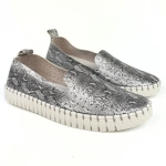 Miękkie mokasyny damskie skórzane srebrne wzór wąż Nessi 18390